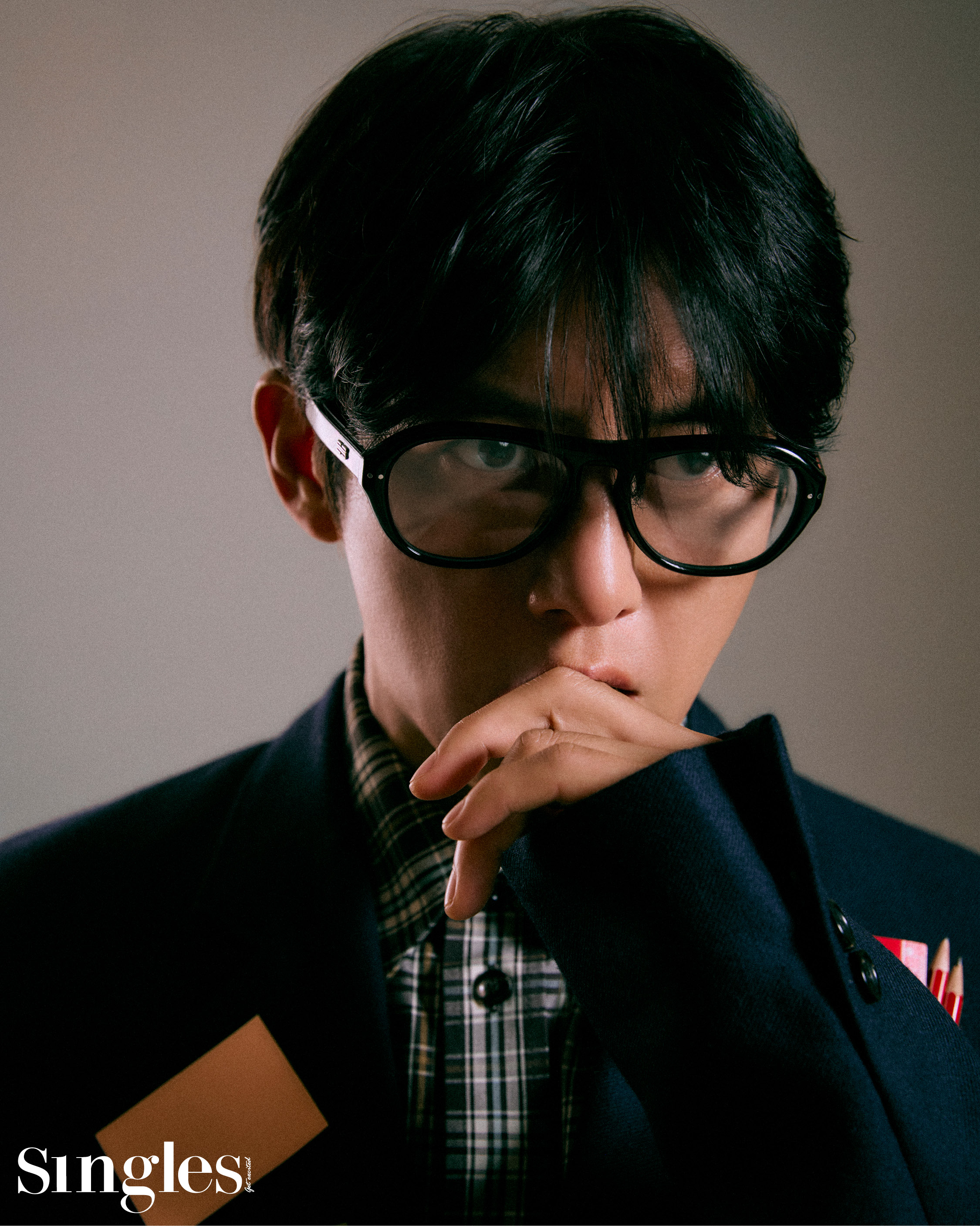 셀럽, 셀럽 화보, 싱글즈 화보, 가석방 심사관 이한신, 고수, 권유리, 백지원, 이학주, 보테가 베네타, 샵사이다, 더티스, 루부탱, 데우스, 옌드, 티링제이, 골든듀